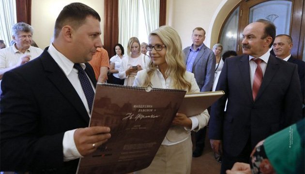 Тимошенко боролась зі спокусою на книжковому ярмарку