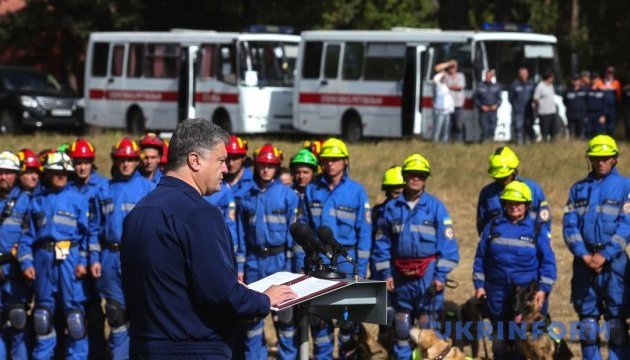 Президент порівняв рятувальників із АТОшниками