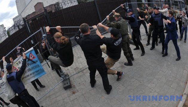 Сутички під посольством РФ: поліція затримала двох людей