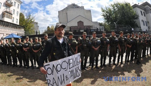 Правоохоронці посилили охорону посольства РФ в Києві