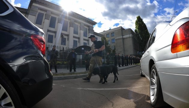 Поліція відкрила дві справи через сутички під посольством РФ у Києві 