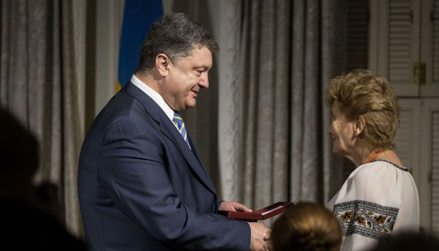Poroshenko insta a la comunidad ucraniana de los EEUU a ayudar con armas (Fotos)