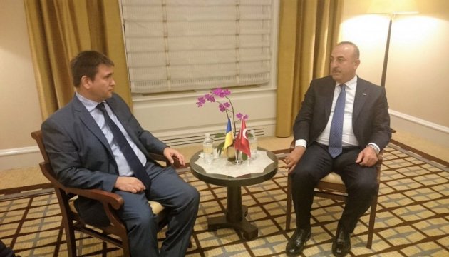 Klimkin y Çavuşoğlu  hablan de la situación de los tártaros de Crimea