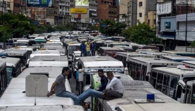 У столиці Венесуели водії автобусів заблокували вулиці на знак протесту