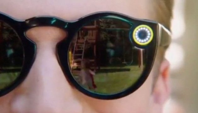 Виробник додатку Snapchat випустив сонячні окуляри із вбудованою камерою