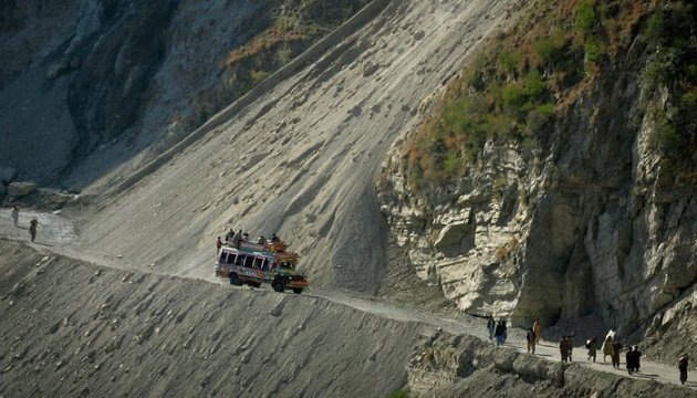 У Пакистані автобус зірвався з гори: загинули щонайменше 23 людини
