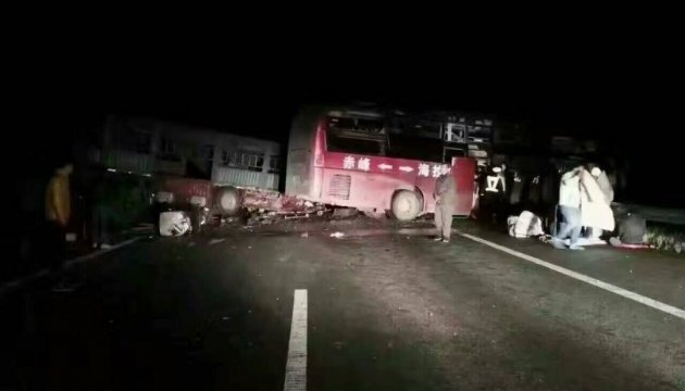 На півночі Китаю автобус зіткнувся з фурою: 12 загиблих