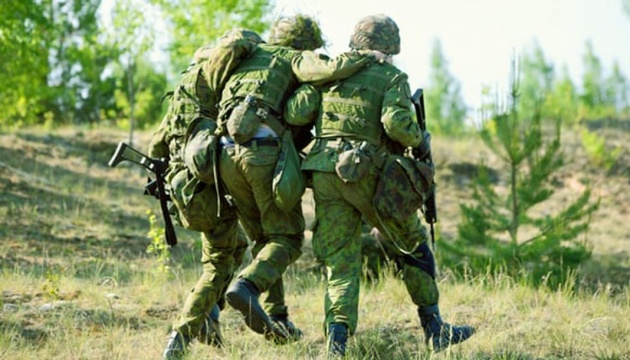 Czterech żołnierzy zostało rannych w wyniku ostrzałów w Donbasie

