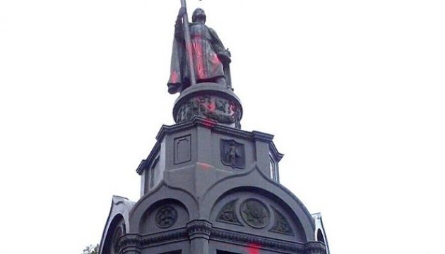 Вандали облили фарбою пам'ятник Володимиру в Києві 