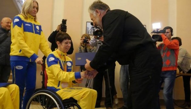 Жебрівський привітав паралімпійців Донеччини та вручив їм грошові премії

