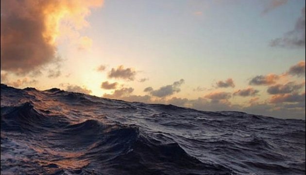 Американець провів 8 днів в Атлантичному океані на рятувальному плоті