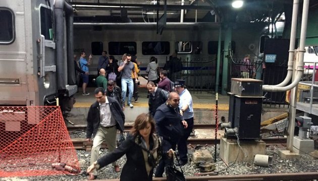 У катастрофі поїзда на вокзалі в Нью-Джерсі постраждали десятки людей