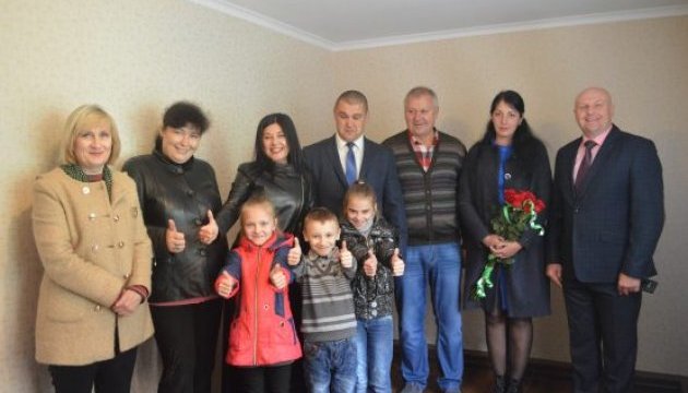 Багатодітна родина в Добропіллі на Донеччині отримала нову затишну оселю


