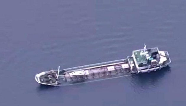 Біля берегів Японії тоне танкер з хімікатами