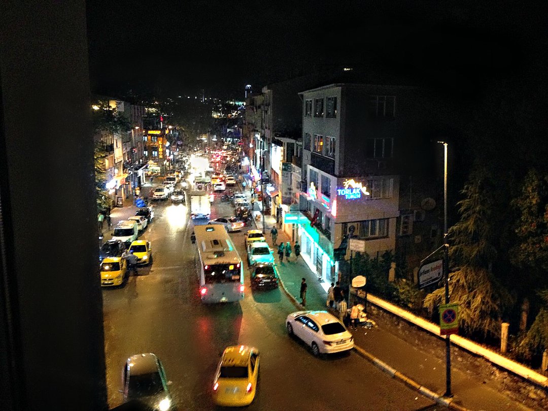 Ночная жизнь азиатского Стамбула. Желтые такси. Вид из окна