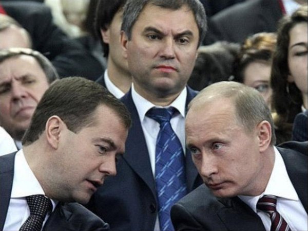 Медвєдєв (ліворуч), Володін (центр), Путін (праворуч)