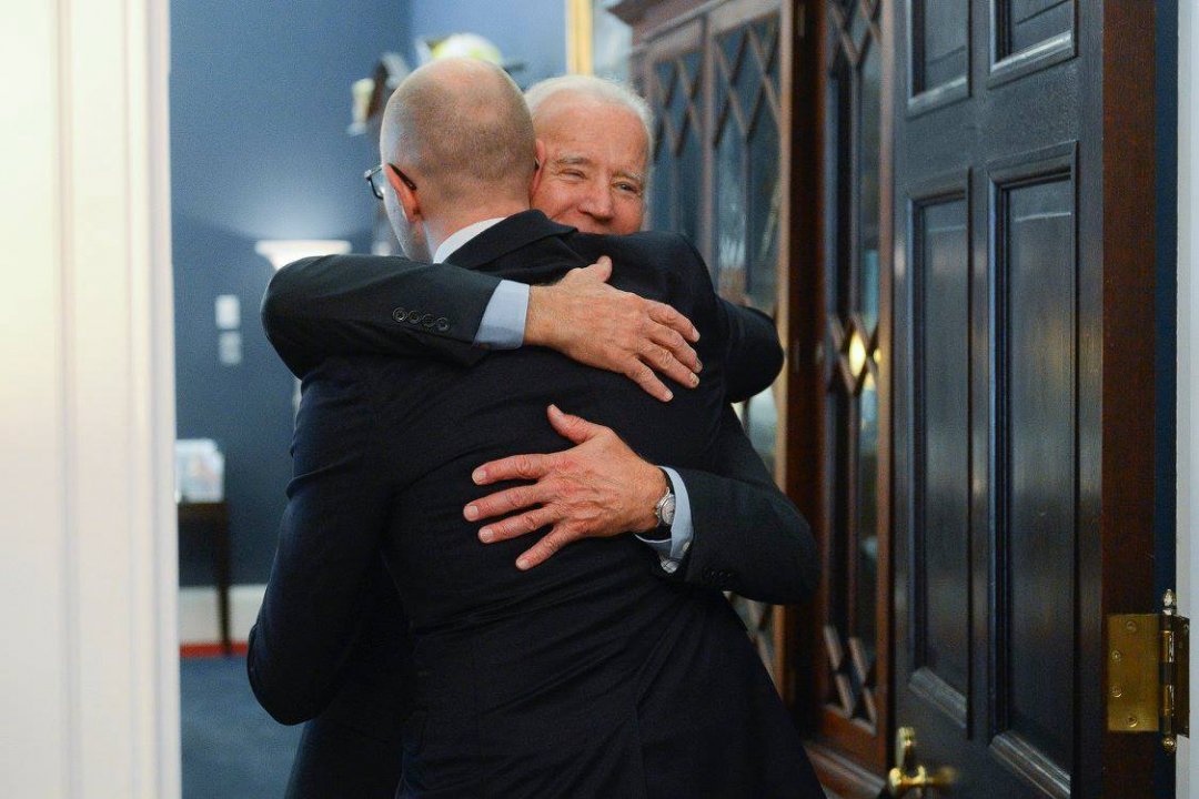 На фото: віце-президент США Джозеф Байден і екс-прем'єр України Арсеній Яценюк