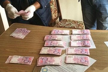 Чиновника з Держпраці взяли на хабарі у 50 тисяч