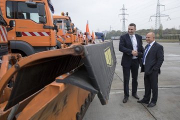 Столична влада запевняє, що спецтехніка готова до прибирання снігу