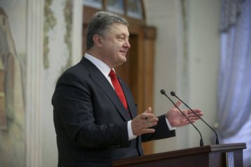 Порошенко привітав волонтерів зі святом