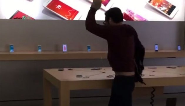 Француз розгромив магазин Apple Store