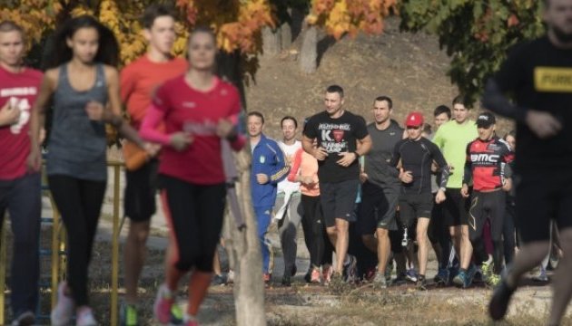 Кличко протестував найбільшу в Україні бігову доріжку навколо озера Тельбін