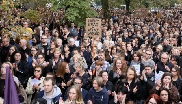 У Варшаві тисячі поляків вийшли проти заборони абортів