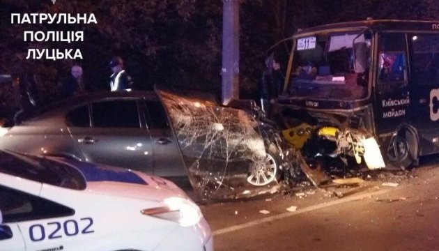 У Луцьку BMW збив маршрутку: водій загинув, 10 постраждалих