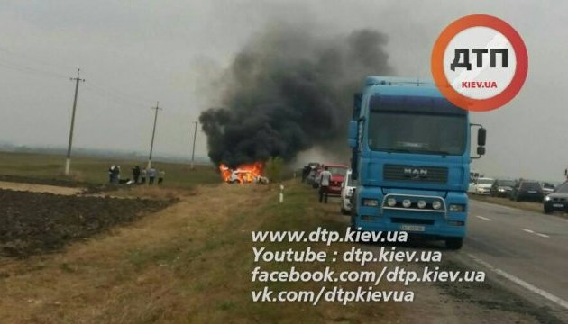 На трасі Київ-Одеса згоріла Toyota Infiniti хасидів