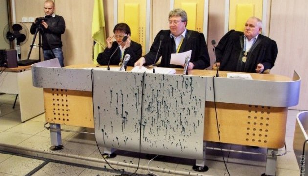 Банкрутство НПЗ: засідання одеського суду зірвали зеленкою й 