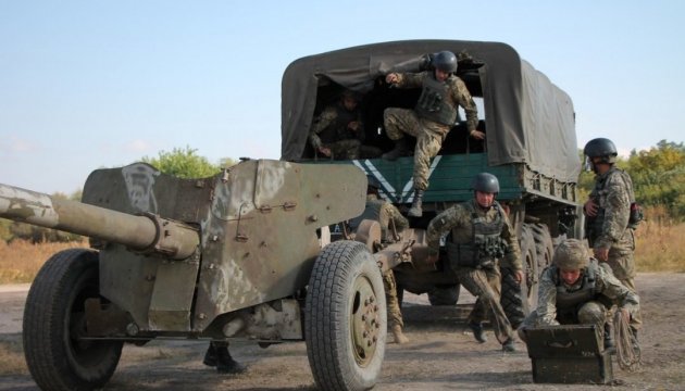 Donbass sous un feu nourri d'artillerie, de chars et de mortiers ennemis