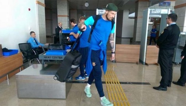 Збірна України з футболу вилетіла до Кракова