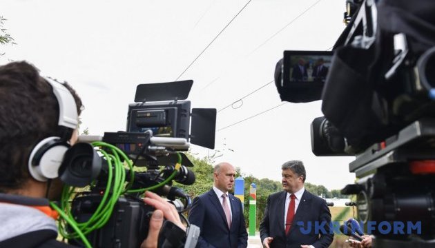 Порошенко зустрівся на кордоні з прем'єром Молдови