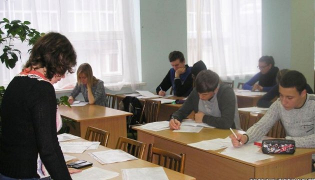 志愿者们为难民组织乌克兰语学习班