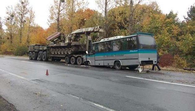 На Вінниччині автобус врізався у військовий тягач: 11 постраждалих