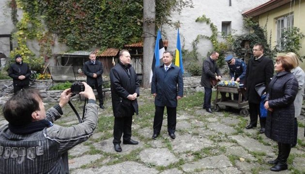 Полторак нагородив активістів в Українському центрі в Естонії