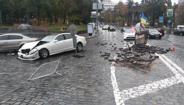 У Києві Mercedes в'їхав у пам'ятник герою Небесної сотні