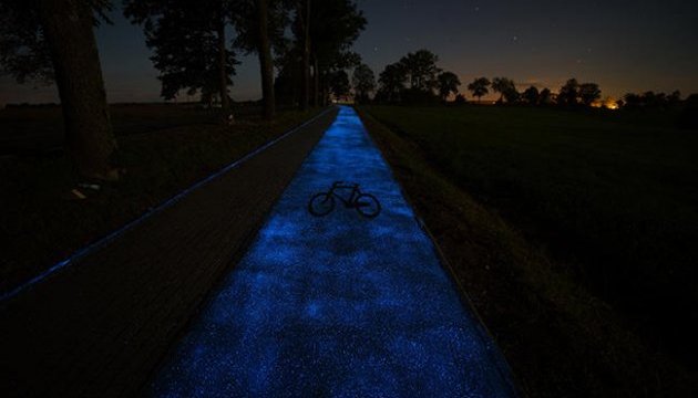 У Польщі з'явилася велодоріжка, яка світиться вночі