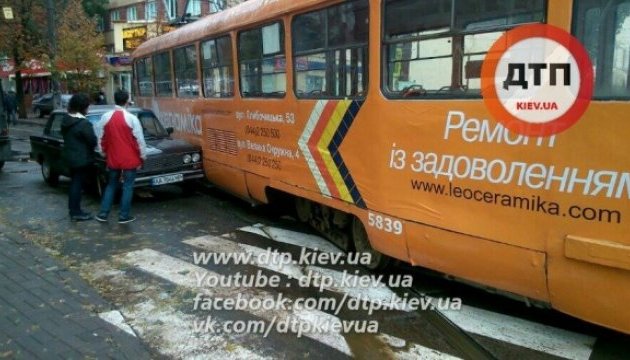 У Києві зійшов з рейок трамвай і врізався в авто