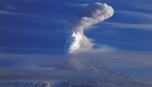 П'ятикілометровий стовп попелу піднявся над вулканом Каримський на Камчатці