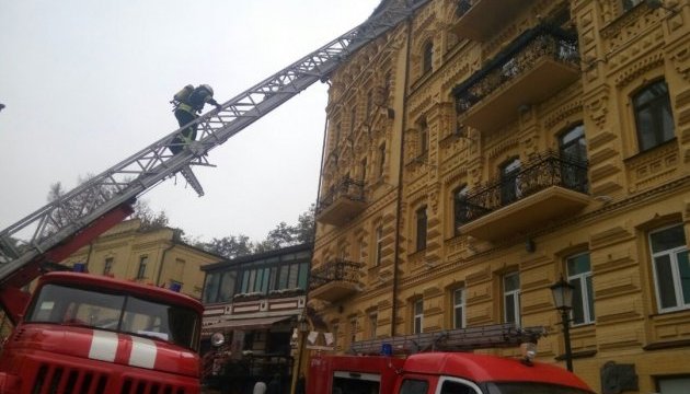 Із пожежі на Андріївському узвозі врятували двох дітей
