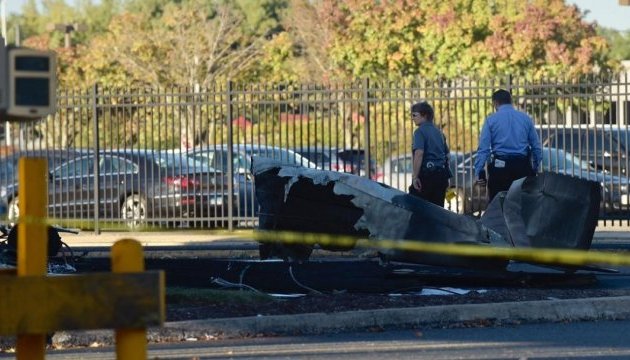 Літак впав на міську вулицю в Коннектикуті