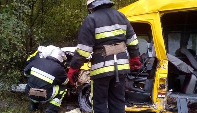 На Хмельниччині фура влетіла у мікроавтобус: троє загиблих, 10 постраждалих