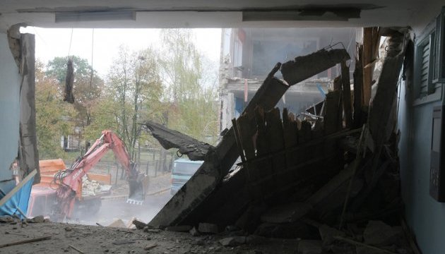 Обвал у Василькові: рятувальники розібрали верхні поверхи школи