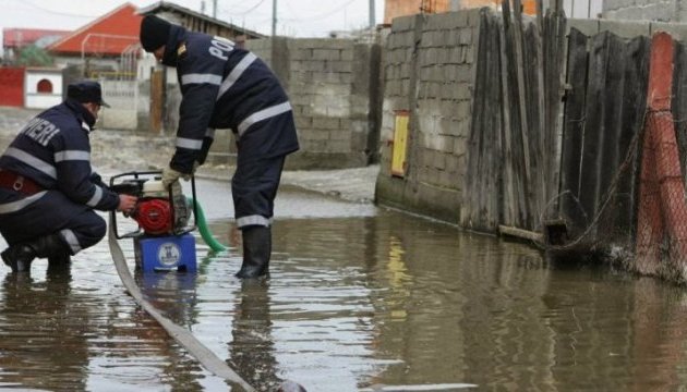 Зливи у Румунії: річки вийшли з берегів, десятки сіл затоплені