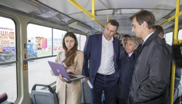 Омелян та Кличко подивилися три види трамваїв, які пропонують Києву
