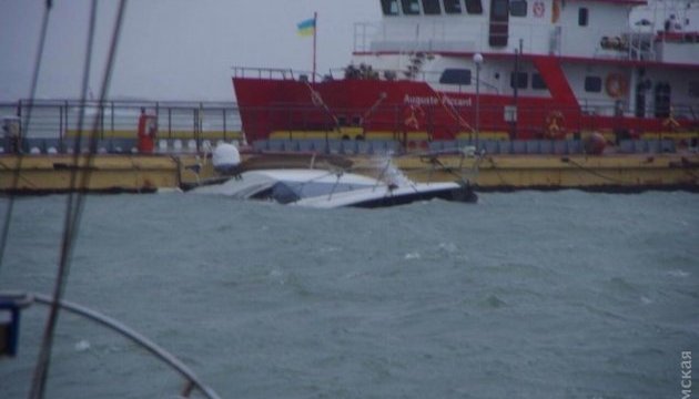 Шторм в Одесі: біля причалу затонула «Аrtemida»