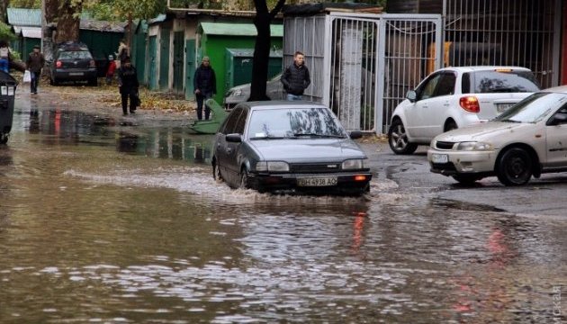Негода в Одесі: проїзд відновили майже на всіх вулицях