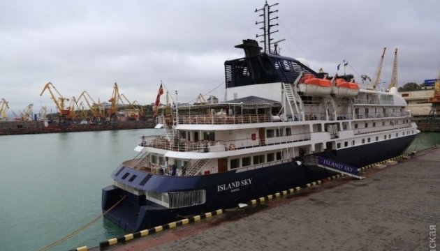 El crucero Island Sky entra en el puerto de Odesa a pesar de la tormenta 