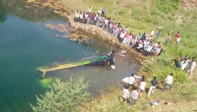В Індії пасажирський автобус упав в ущелину: 17 загиблих